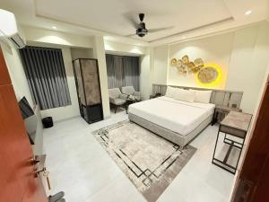 Voodi või voodid majutusasutuse Legacy Dreams Jinnah Super toas +3 fotot