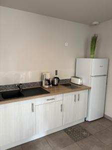 Η κουζίνα ή μικρή κουζίνα στο Les Glaneuses gîte Côté cour centre-bourg à 3 min du Puy duFou