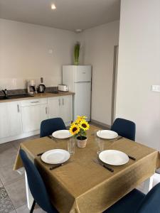 Η κουζίνα ή μικρή κουζίνα στο Les Glaneuses gîte Côté cour centre-bourg à 3 min du Puy duFou