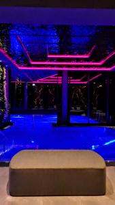 um colchão em frente a uma piscina à noite em Hotel Grieserhof em Lermoos