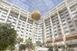 un gran edificio de apartamentos con techo de cristal en Hilton Prague Hotel, en Praga