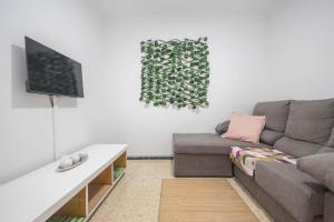 TV a/nebo společenská místnost v ubytování Melenara Beach - Cozy Ground-Floor Flat