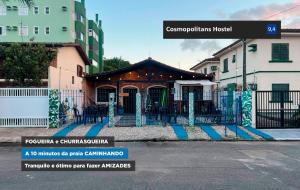 a building with a gate in front of a building at Cosmopolitans Hostel in Ubatuba