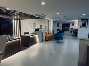 een lobby van een ziekenhuis met een wachtkamer bij La Quinta by Wyndham Atlanta Roswell in Roswell