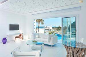 TV a/nebo společenská místnost v ubytování So Nice Beach Resort