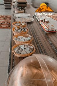 ワディ・ラムにあるRUM YANAL lUXURY CAMPのビュッフェ(テーブルの上に食べ物のバスケット付)