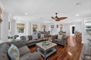 ein Wohnzimmer mit Sofa und Tisch in der Unterkunft AV4-22: 4 22nd Avenue in Isle of Palms