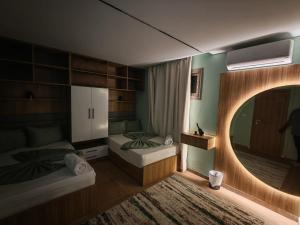 Postel nebo postele na pokoji v ubytování Tahrir apartments