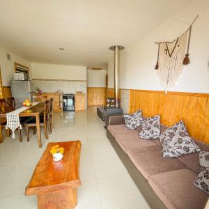 フトロノにあるCabañas Rimü - Cabañas para 8 personasのソファとテーブルのあるリビングルーム