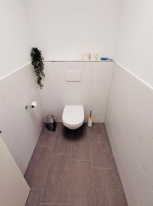 ein kleines Bad mit einem WC in der Ecke in der Unterkunft Apartment für 4 Personen im Herzen von Satteldorf in Satteldorf + 8 Fotos