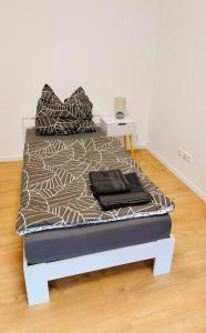 ein Bett in einem weißen Zimmer mit einem Bettvorhang in der Unterkunft Apartment für 4 Personen im Herzen von Satteldorf in Satteldorf