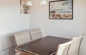 Posezení v ubytování Stunning Home In Hanstholm With Private Swimming Pool, Can Be Inside Or Outside