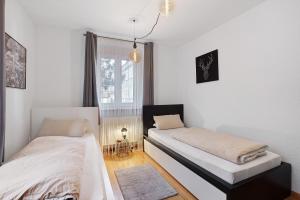 WallbachにあるFerienwohnung, 2 Schlafzimmerのベッド2台と窓のある寝室