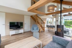 TV a/nebo společenská místnost v ubytování Zonnedorp 17 Zeewinde Renesse: Comfortabele vakantiewoning nabij het strand