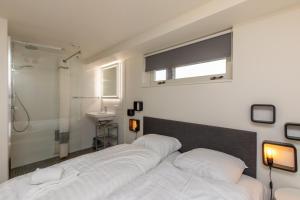 Koupelna v ubytování Zonnedorp 17 Zeewinde Renesse: Comfortabele vakantiewoning nabij het strand + 22 fotografií