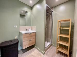 Ένα μπάνιο στο Appartement vue sur la Mayenne