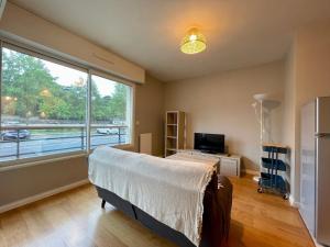 Ένα ή περισσότερα κρεβάτια σε δωμάτιο στο Appartement vue sur la Mayenne