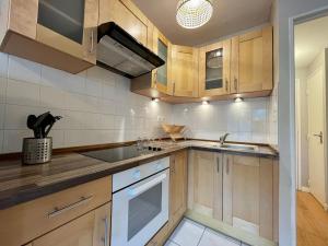 Η κουζίνα ή μικρή κουζίνα στο Appartement vue sur la Mayenne