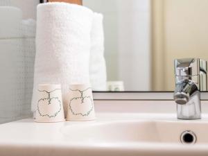 lavabo con papel higiénico en ibis Lyon Gare Part Dieu, en Lyon 71 fotos más