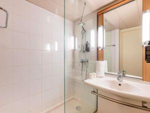 un baño con ducha y lavabo en ibis Lyon Gare Part Dieu, en Lyon