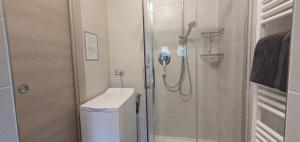 a bathroom with a shower and a toilet at Maya Suite & Garden in Sarteano