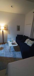 ein Wohnzimmer mit einer Couch und einem Couchtisch in der Unterkunft Daily Basis Furnished rooms Deira in Dubai