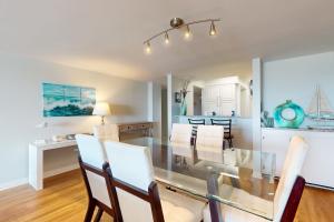 ヒルトン・ヘッド・アイランドにあるOcean One 215のダイニングルーム、キッチン(ガラスのテーブル、椅子付)