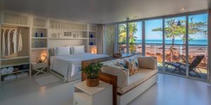 een slaapkamer met een bed en uitzicht op de oceaan bij Hotel Spa Nau Royal in Camburi +64 foto's