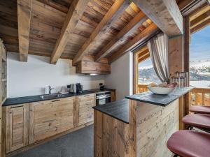Kuchyň nebo kuchyňský kout v ubytování Chalet neuf, spacieux et moderne, en plein cœur de Courchevel Village, proche des pistes, 14 couchages - FR-1-562-1