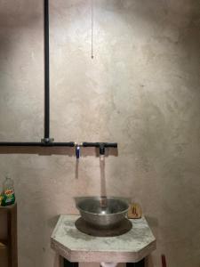 eine Küchenspüle mit einem Wasserhahn darüber in der Unterkunft Serene and peaceful farmstay near Xaibe in Corozal