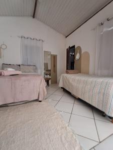 En eller flere senge i et værelse på Chalezinho D'Ajuda + 6 billeder