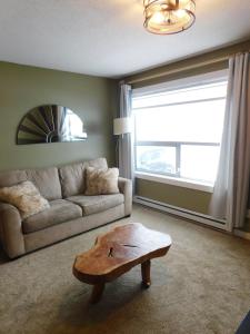 Et opholdsområde på Drive Up Condo - Walk to Mount Washington