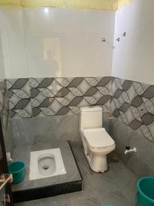 O baie la Aaisaheb bhakta nivas