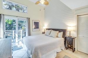 een witte slaapkamer met een bed en een balkon bij WS4403: 4403 Windswept in Kiawah Island