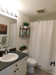 Et badeværelse på Drive Up Condo - Walk to Mount Washington