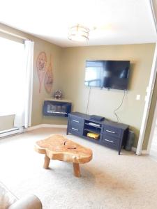 Et tv og/eller underholdning på Drive Up Condo - Walk to Mount Washington + 7 billeder