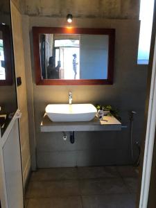 迪克韦勒LOHAS Bamboo的浴室里有洗手池和镜子 更多4张照片