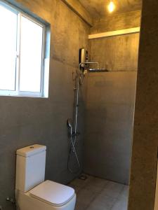 迪克韦勒LOHAS Bamboo的带淋浴、马桶和窗户的浴室