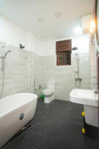 Koupelna v ubytování Maali Resistance + 57 fotografií