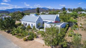 Nespecifikovaný výhled na hory nebo výhled na hory při pohledu z prázdninového domu