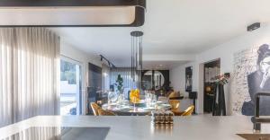 Billede fra billedgalleriet på Grand Spa-Francorchamps Villa - Chalourous "home sweat home" for Families, Friends & Pilots - Splendid 4-Bedroom with Home Cinema theater & pool i Spa