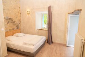 Ένα ή περισσότερα κρεβάτια σε δωμάτιο στο La Souche Fleurie, Cottage Marcel