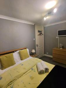 Una cama o camas en una habitación de Warringham