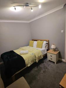 Una cama o camas en una habitación de Warringham