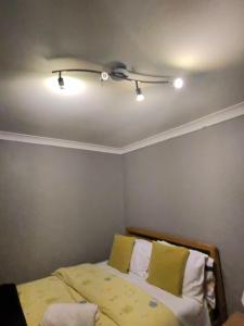 Una cama o camas en una habitación de Warringham 1 fotos más