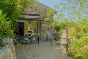 Κήπος έξω από το La Souche Fleurie, Cottage Marcel