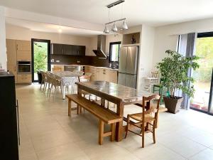 Kuchyň nebo kuchyňský kout v ubytování L’écrin des bois