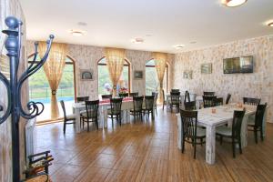 Una televisión o centro de entretenimiento en Eco House Kitana