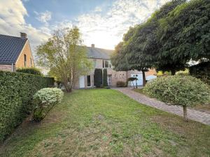 a large yard with a house and a house at Baobab - Villa - Jardin in Saint-Ghislain