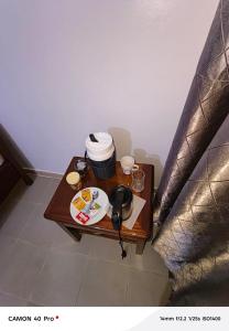 a table with a plate of food on it at Rabbi Chambres in Mbour